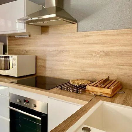Splendide T3 Pres De La Avec Piscine, Parking Et Wi-fi - Fr-1-607-206 Nyaraló *